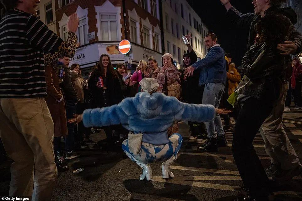 英国2段解封第一天，伦敦一夜回到90年代！英国大学推迟返校！  英国大学 疫情相关 第14张